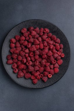 Koyu arkaplanda taze ahududu, yakın plan.