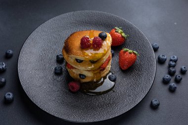 Böğürtlenli krep ve bal, yakın plan.