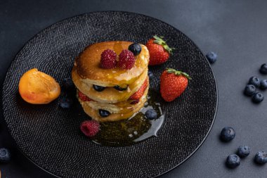 Böğürtlenli krep ve bal, yakın plan.