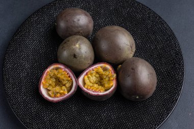 Karanlık arka planda tutku meyvesi, yakın plan.