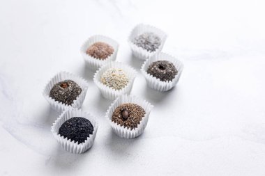 Beyaz arkaplanda el yapımı şekerler, yakın plan.