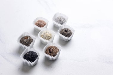 Beyaz arkaplanda el yapımı şekerler, yakın plan.