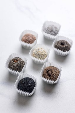 Beyaz arkaplanda el yapımı şekerler, yakın plan.