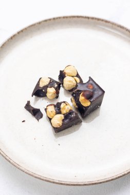 Beyaz arkaplanda el yapımı şekerler, yakın plan.