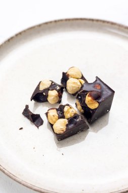 Beyaz arkaplanda el yapımı şekerler, yakın plan.