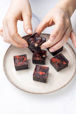 Beyaz arkaplanda el yapımı şekerler, yakın plan.