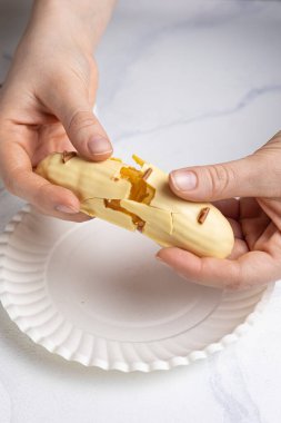 Beyaz arkaplanda el yapımı tatlılar, yakın plan