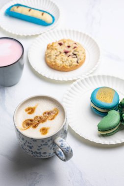 Beyaz arkaplanda el yapımı tatlılar, yakın plan