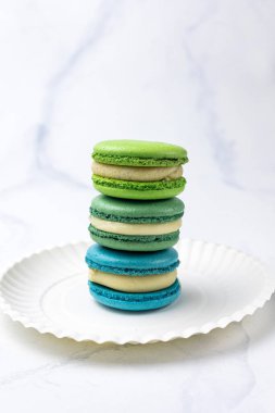 Beyaz arkaplanda el yapımı tatlılar, yakın plan