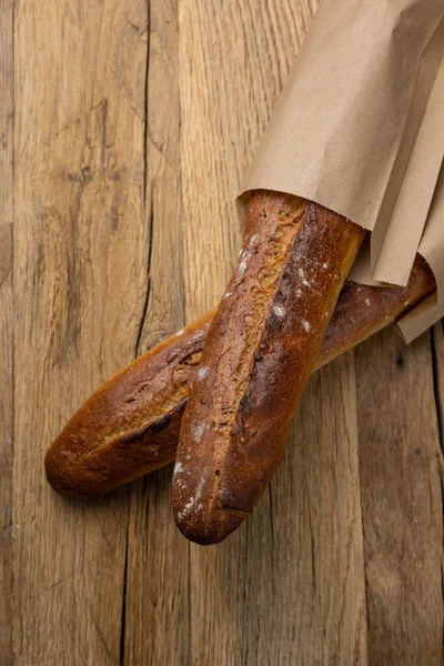 Versgebakken Brood Een Houten Tafel — Stockfoto