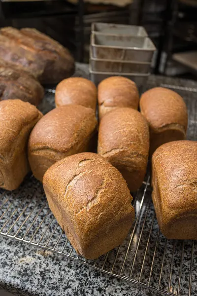 ahşap bir masa üzerinde taze pişmiş ekmek