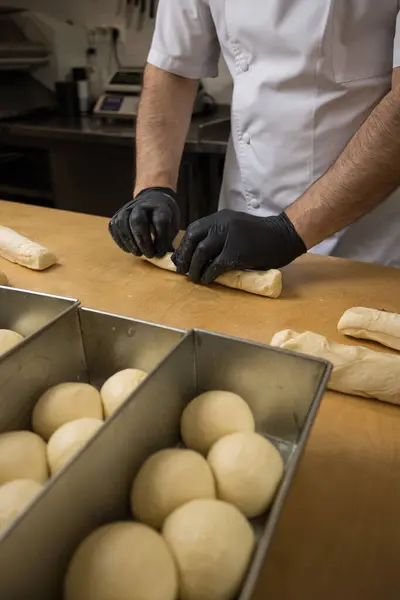Piekarz Przygotowuje Chleb Pieczenia — Zdjęcie stockowe