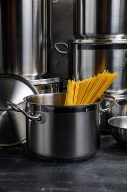 Mutfakta çelik tencere var.