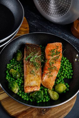 Mutfakta çelik kızartma tavaları.