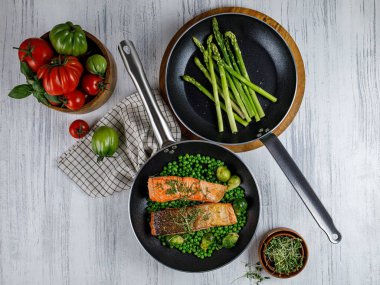 Mutfakta çelik kızartma tavaları.