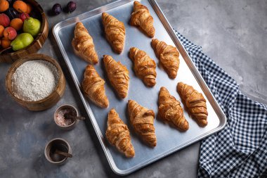 Mutfakta ayçöreği olan konteynır.