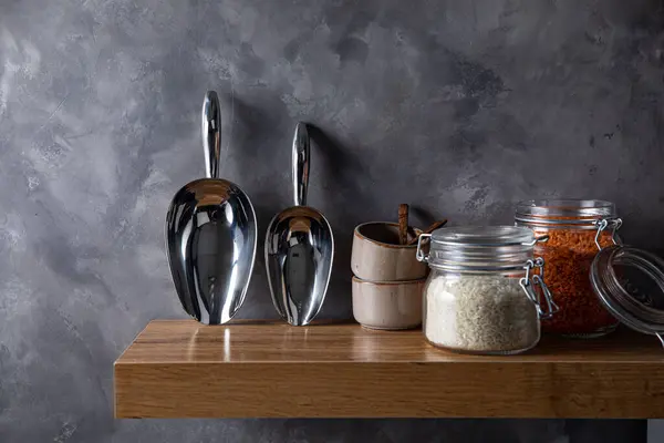 Mutfakta yiyecek konteynerleri var.