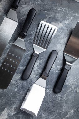 Mutfaktaki gri tahtada mutfak aksesuarları var.