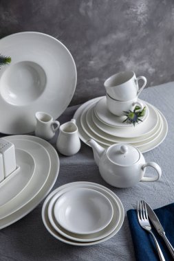 Tabaklar, tabaklar, bardaklar, kaşıklar ve çatallar mutfakta.