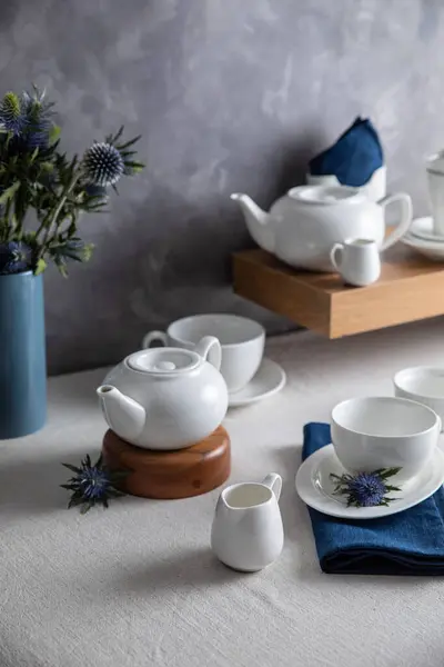 Tabaklar, tabaklar, bardaklar, kaşıklar ve çatallar mutfakta.