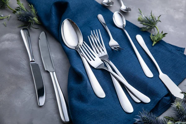 Tabaklar, tabaklar, bardaklar, kaşıklar ve çatallar mutfakta.