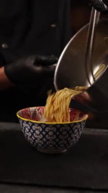 Erişteler çorbayla pişirilir.