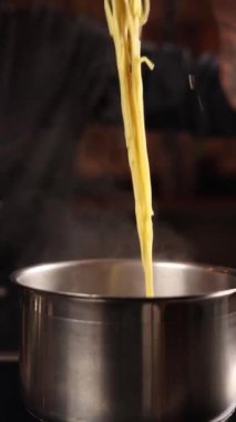 Erişteler çorbayla pişirilir.