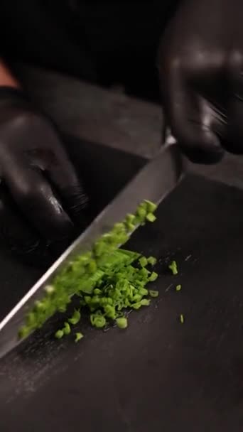 Ein Koch Schwarzen Handschuhen Hackt Grüne Zwiebeln — Stockvideo