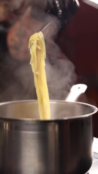 ノードルはスープで調理されます — ストック動画