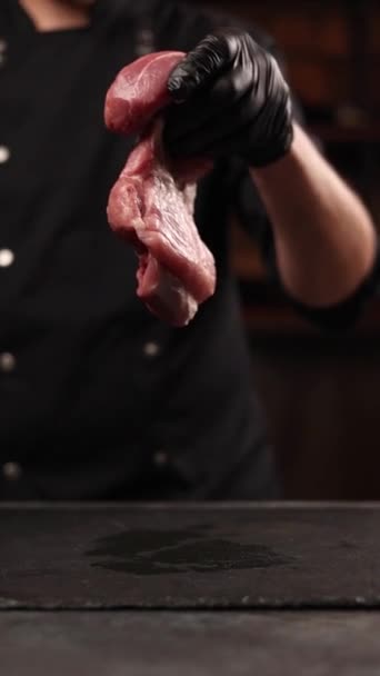 Chef Marineert Varkensvlees Met Kruiden — Stockvideo