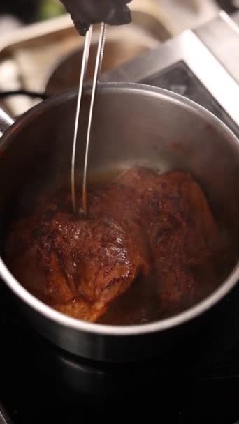 ソースパンで煮たスパイスと豚肉 — ストック動画