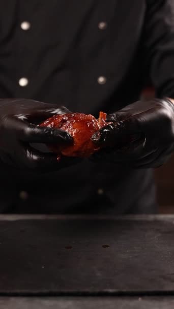 Kucharz Czarnych Rękawiczkach Serwuje Rozerwaną Strzępy Wieprzowinę — Wideo stockowe