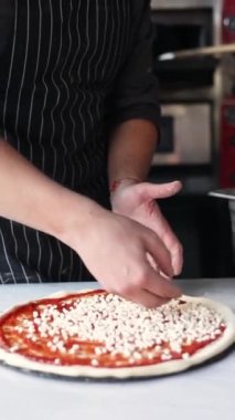 Mozzarella, pesto sosu ve vişneli domates soslu pizza.