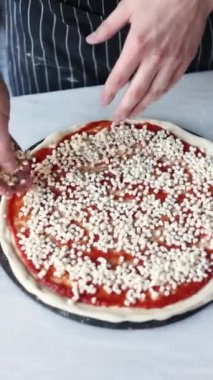 Mozzarella, pesto sosu ve vişneli domates soslu pizza.