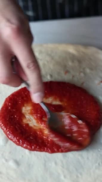 Bucătarul Răspândește Sos Roșii Aluatul Pizza — Videoclip de stoc