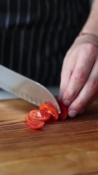 Chef Corta Tomates Una Tabla Madera — Vídeos de Stock