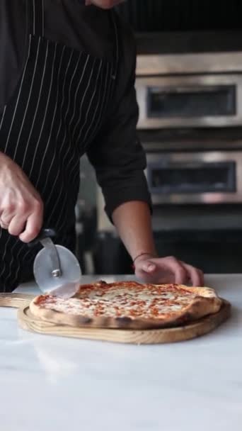 Pizza Avec Mozzarella Sauce Pesto Tomates Cerises Vue Dessus — Video