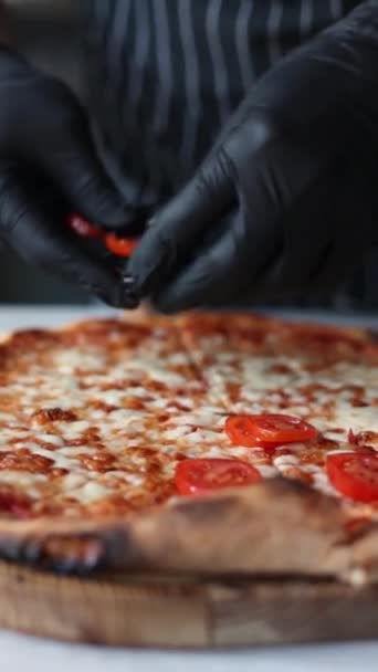 Pizza Con Mozzarella Salsa Pesto Tomates Cherry Vista Superior — Vídeos de Stock