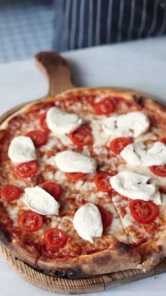 Pizza Mozzarellou Pesto Omáčkou Cherry Rajčaty — Stock video