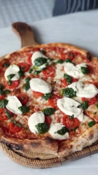 Pizza Met Mozzarella Pestosaus Kerstomaten Bovenaanzicht — Stockvideo