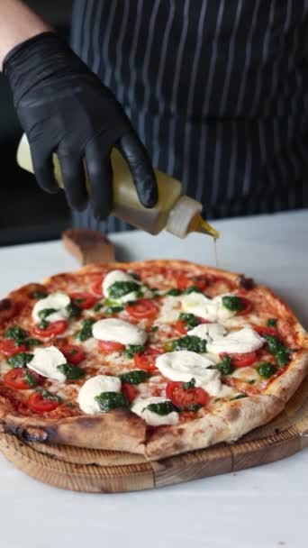 Pizza Mit Mozzarella Pesto Sauce Und Kirschtomaten — Stockvideo