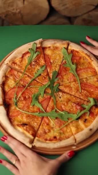 Italiaanse Pizza Met Tomaten Arugula — Stockvideo