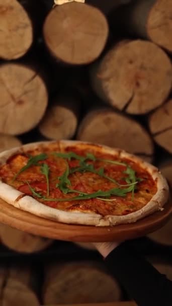 Pizza Italiana Con Tomates Rúcula — Vídeo de stock