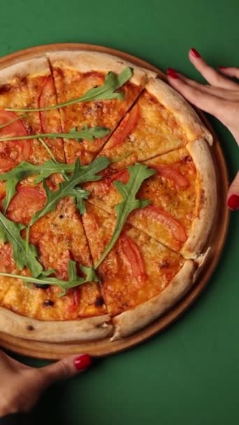 Olasz Pizza Paradicsommal Arugulával — Stock videók