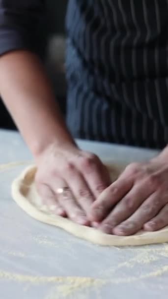厨师用手塑造披萨面团 — 图库视频影像
