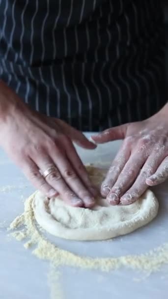Σεφ Φτιάχνει Ζύμη Πίτσας Χέρια Του — Αρχείο Βίντεο
