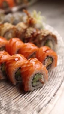 Gümüş arka planda bir suşi seti, genel görünüm