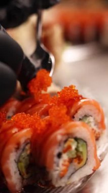 Gümüş arka planda bir suşi seti, genel görünüm