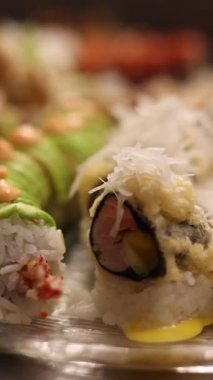 Gümüş arka planda bir suşi seti, genel görünüm