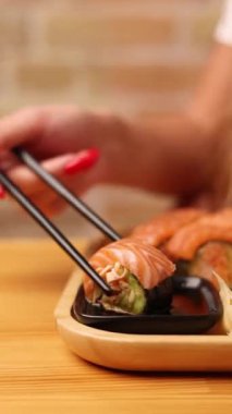 Tahtada suşi ruloları var.